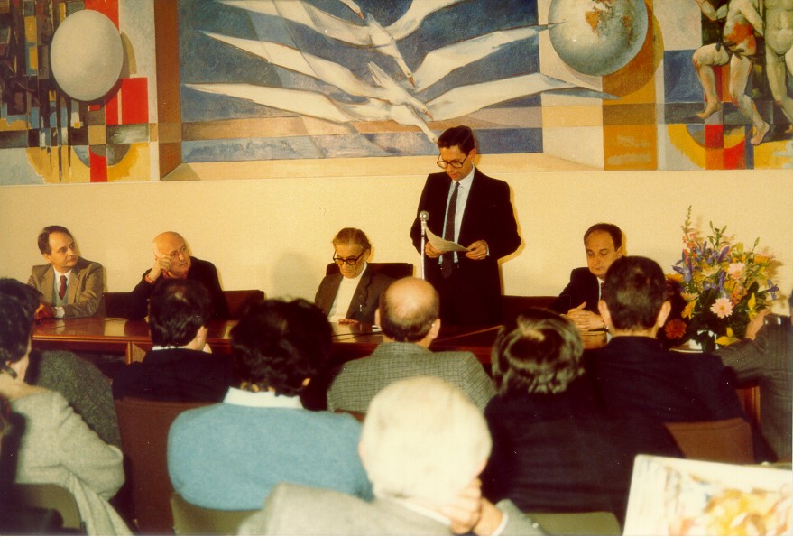 Padre Ambrogio Fumagalli (il terzo da sinistra) e Giovanni Testori (il secondo da sinistra), in sala Consiglio, durante la cerimonia di inaugurazione del trittico "La Pace"