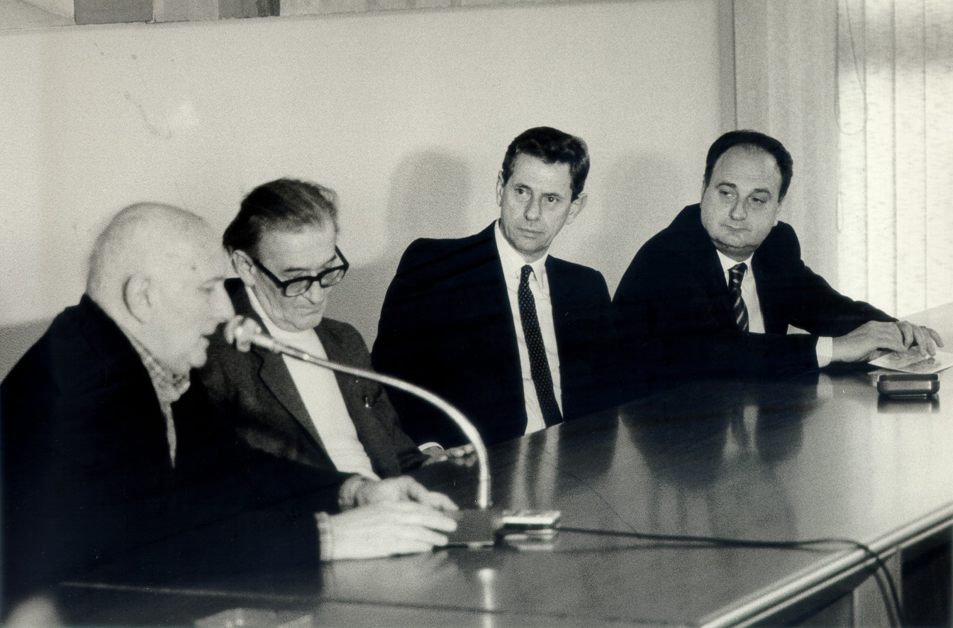 Le autorità cittadine e Giovanni Testori (primo da sinistra) in un momento della cerimonia ufficiale