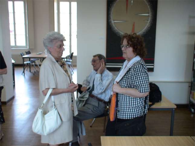 La visita dei parenti e degli amici di Padre Fumagalli che hanno donato all'Amministrazione Comunale le opere esposte nella sala studio