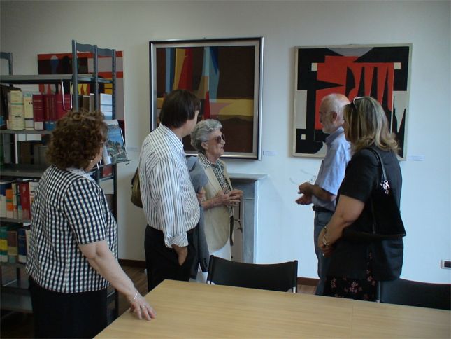 La visita dei parenti e degli amici di Padre Fumagalli che hanno donato all'Amministrazione Comunale le opere esposte nella sala studio