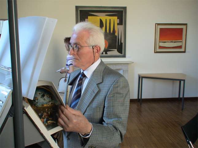 La visita dei parenti e degli amici di Padre Fumagalli che hanno donato all'Amministrazione Comunale le opere esposte nella sala studio